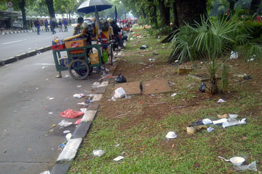 Jalan Menuju Istana Ditutupi Sampah