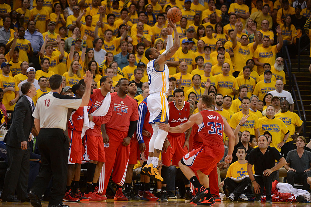 Warriors Tundukkan Clippers Setengah Bola