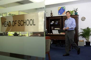 Kepala Sekolah TK JIS Bawa Foto Siswa-Siswa ke Polda