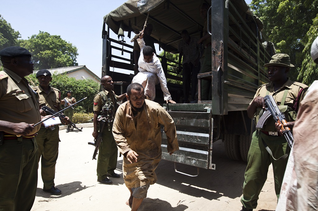 Polisi mengawal terduga anggota grup teroris al-Shabaab yang terkait jaringan al-Qaeda di Kenya -- Ivan Lieman / AFP