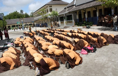 UN Rampung, Ratusan Siswa di Blitar Sujud Syukur