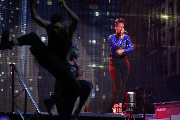 Alicia Keys Ikuti Jejak Liv Tyler di Givenchy   