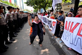 Massa Siap Bermalam Depan Tipikor Tunggu Boediono