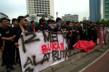 Mahasiswa Trisakti juga Berorasi di Depan Istana 