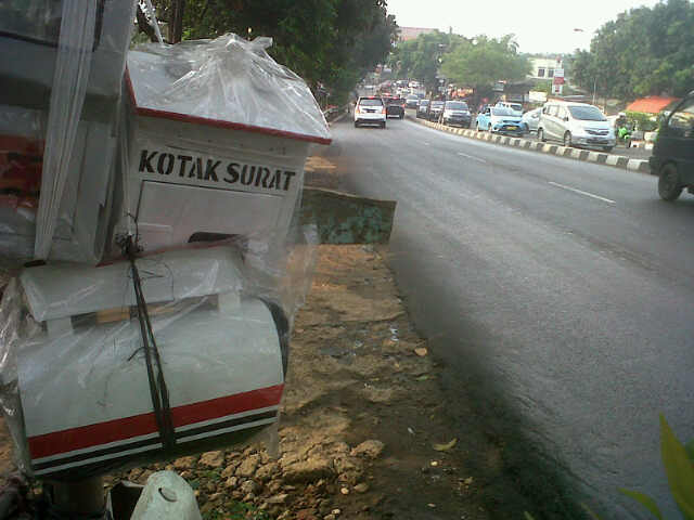 Dedi Menunggu Pembeli Kotak Surat  