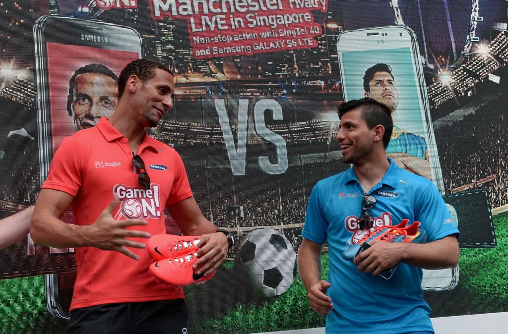 Rio Ferdinand kiri.(foto:AFP/Roslan Rahman)