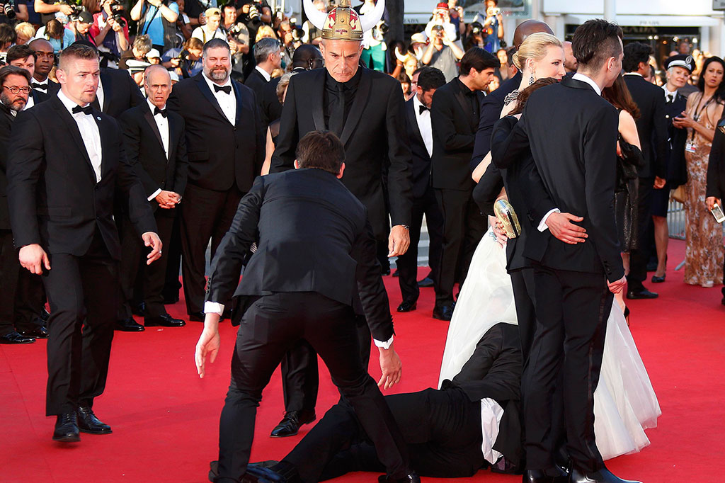 Aksi Nekat Menyelinap ke Gaun Aktris America Ferrera