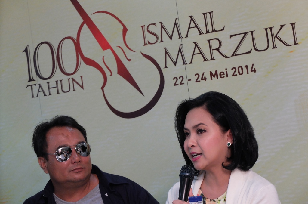 Penyanyi Soendari Soekotjo bersama eks vokalis Edane Ecky Lamoh hadir dalam konferensi pers jelang Konser 100 Tahun Ismail Marzuki di Jakarta, Selasa (20/5/2014). (Foto:Antara/Teresia May)