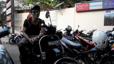 Kaka 'Slank' Cuek Naik Vespa Tua