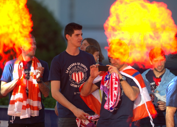 Courtois Tak Mau Berebut Gawang Dengan Cech