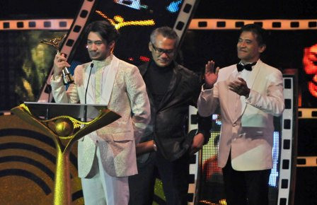 Reza Rahadian Nikmati Profesi Pelukis Pasir