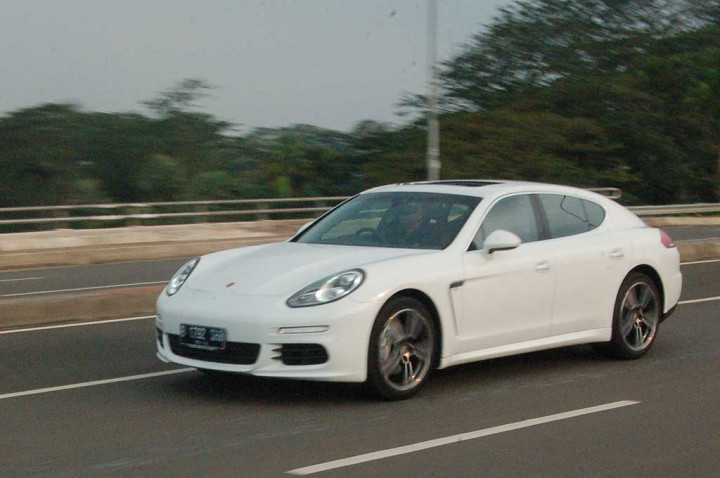 Porsche Panamera S Sedan Mewah Berkepribadian Ganda