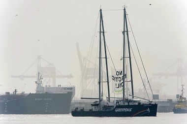 Kecam Pengeboran, Greenpeace Duduki Dua Anjungan di Arktik