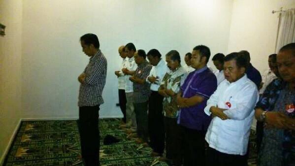 JK Sebar Foto Jokowi Saat Jadi Imam Salat 