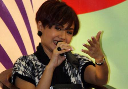 Yuni Shara Diajari Menyanyi Pengamen Cililitan