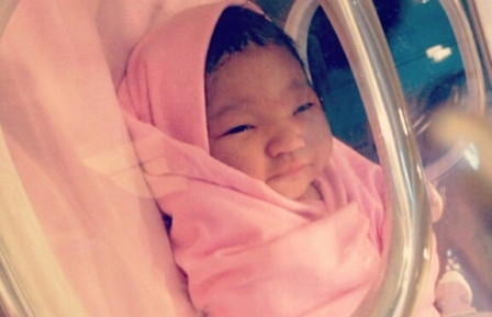 Teuku Rasya Beri Hadiah Adik Tirinya