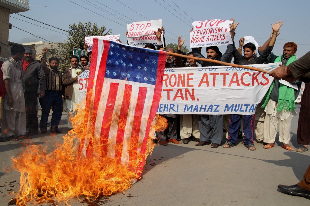 Sekelompok membakar bendera AS dalam unjuk rasa mengecam serangan drone di Pakistan -- S S MIRZA / AFP
