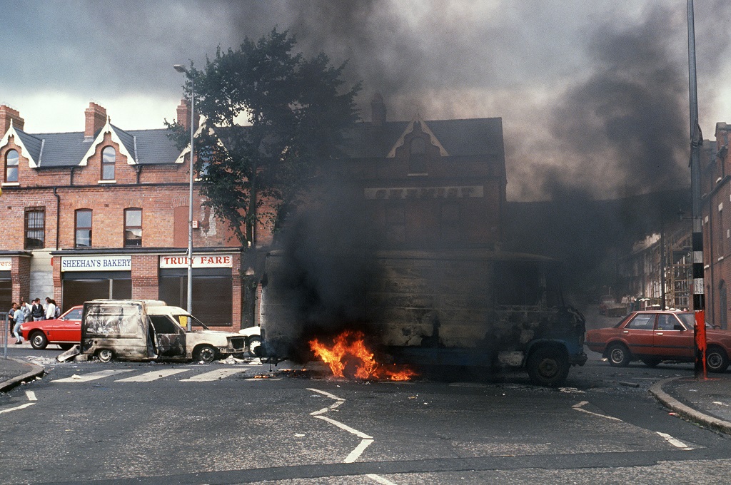 Sebuah mobil terbakar di bekas lokasi pertempuran pasukan IRA dan militer Inggris. IRA diduga menjadi pelaku serangan bom di sebuah hotel di Londonderry -- AFP