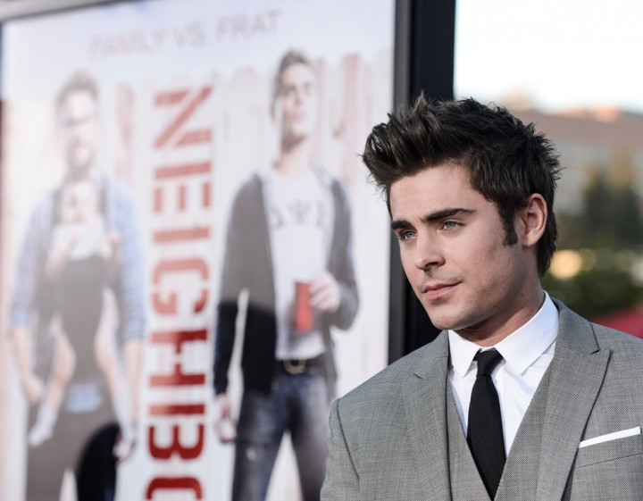 Zac Efron Jatuh Cinta Pada Rose Byrne 