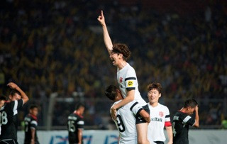 Park Ji Sung Sumringah meski Kalah