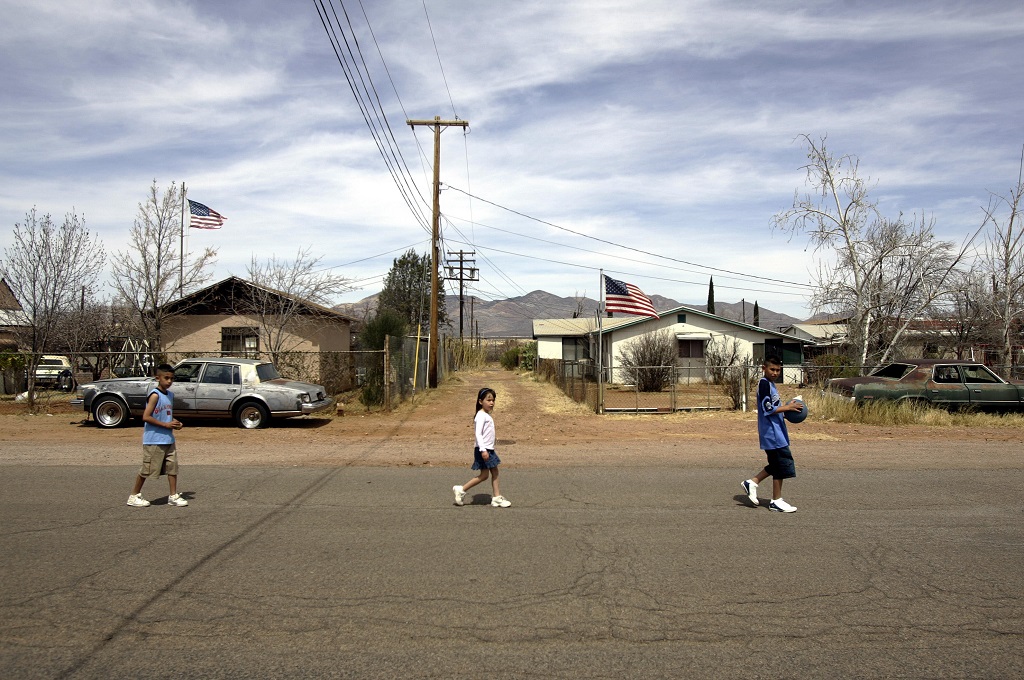 Tiga anak-anak berjalan di kota Naco dekat wilayah perbatasan Meksiko dan Amerika Serikat -- HECTOR MATA / AFP