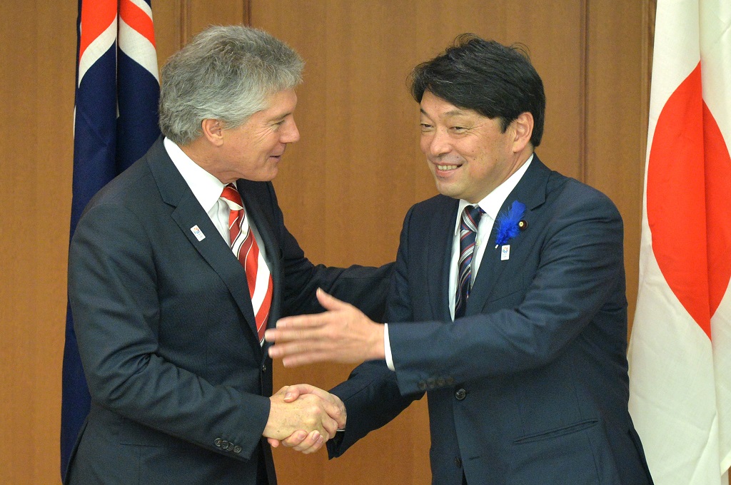 Menhan Jepang Itsunori Onodera (kanan) menyambut kedatangan Menhan Australia Stephen Smith di Tokyo pada 2013 -- KAZUHIRO NOGI / AFP