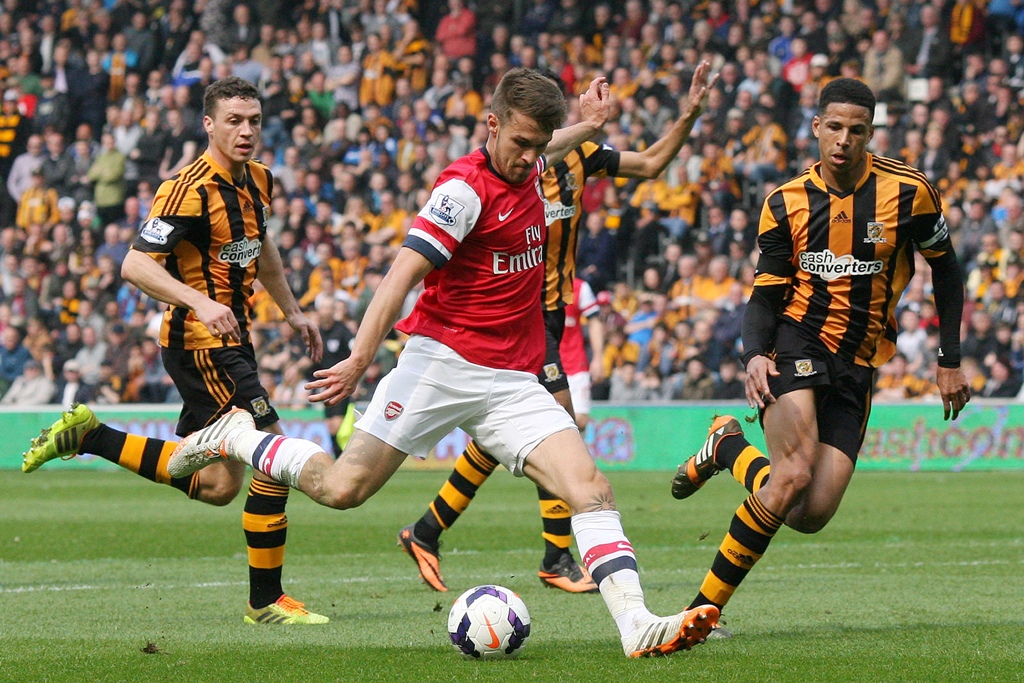 Aaron Ramsey (merah).(foto:AFP/Lindsey Parnaby)