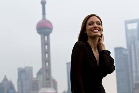 Angelina Jolie Pensiun Usai Film 'Cleopatra'