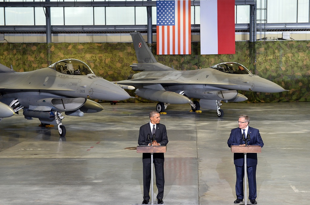 Presiden AS Barack Obama dan Presiden Polandia Bronislaw Komorowski berdiri dalam konferensi gabungan di sebuah hangar pesawat di Warsaw -- JANEK SKARZYNSKI / AFP