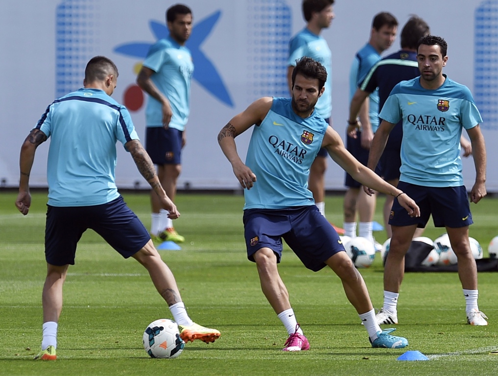 Cesc Fabregas (tengah).(foto:AFP/Lluis Gene)