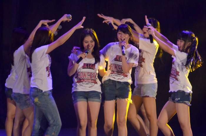 Demi Film, Personel JKT48 Rela Masuk Koper