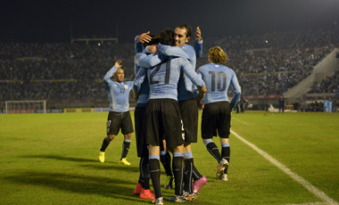Uruguay Kalahkan Slovenia 2-0