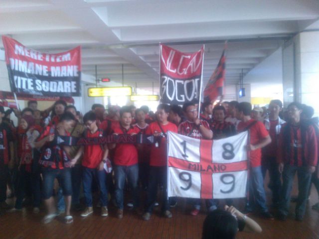 Ronaldikin dan Milanisti Sambut Nesta di Cengkareng 