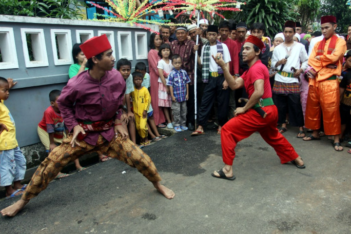 Resmikan Palang Pintu IX, Silvyana Coba Berpantun