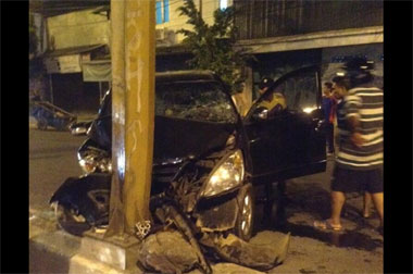 Brak! Mobil Tabrak Tiang di Underpass Senen