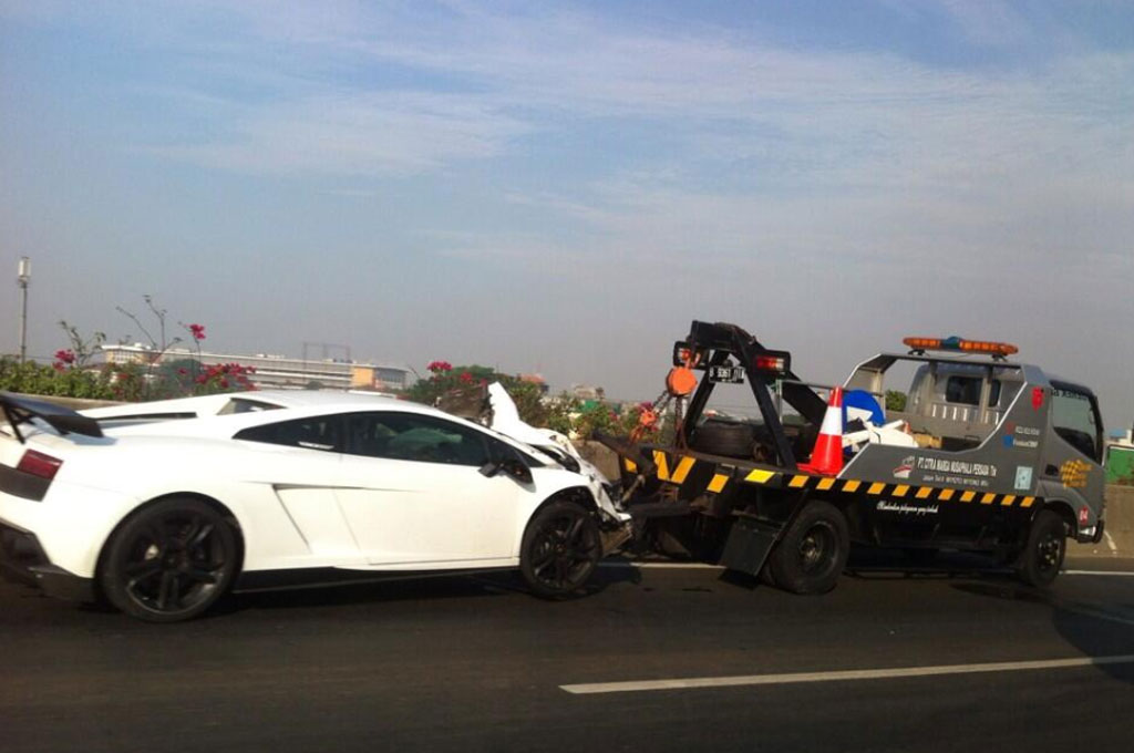 Lamborghini yang menyeruduk truk boks di Tol Tanjung Priok, Jakarta Utara, Minggu (8/6/2014). -- Twitter TMC Polda Metro Jaya