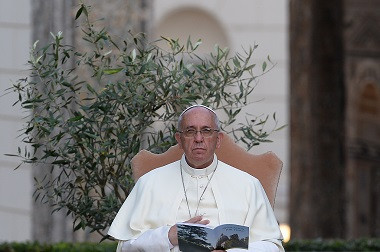 Jatuh Sakit, Paus Francis Batalkan Acara Kebaktian