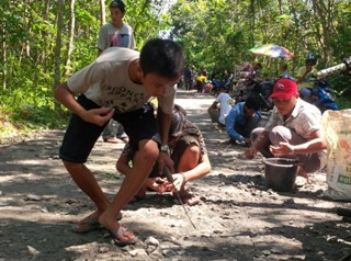 Pemkab: Logam Temuan Warga di Jalan Desa Tamunti bukan Emas