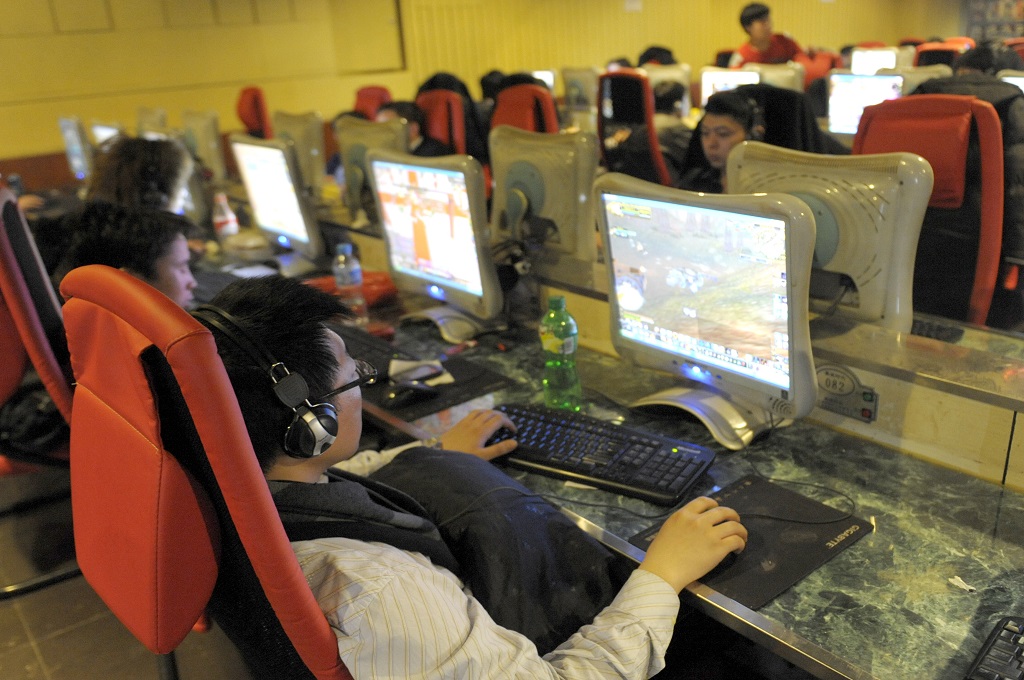 Warga bermain video games online di sebuah kafe internet di Beijing, Tiongkok -- LIU JIN / AFP