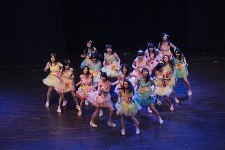 Bertabur Kejutan di Konser 'Gingham Check'