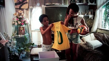 Kelly Rowland Rilis Video Klip Lagu Piala Dunia