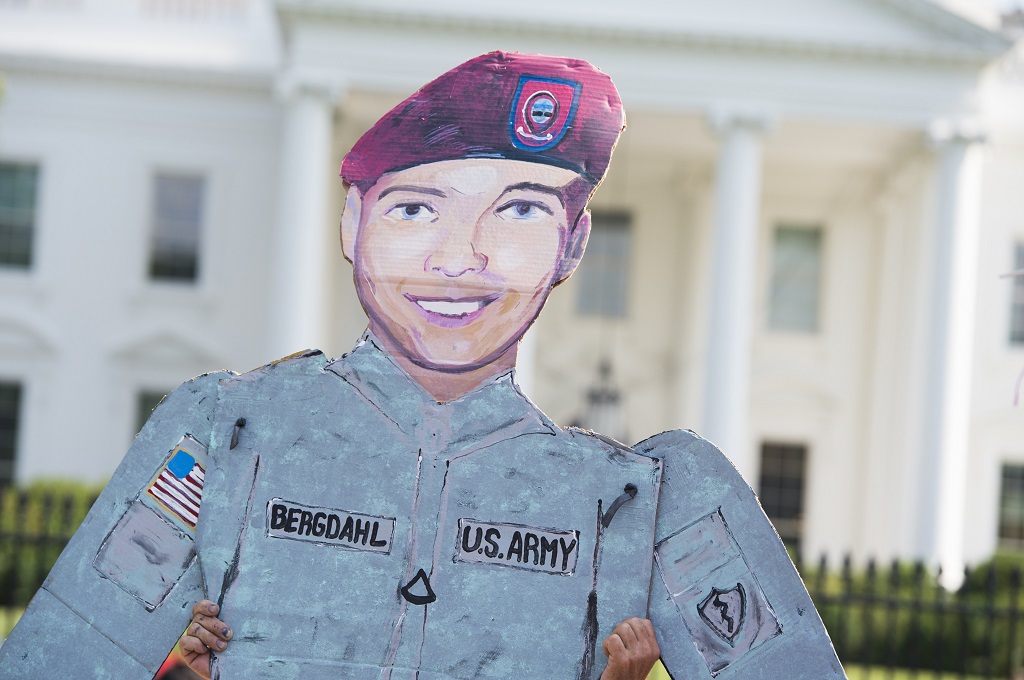 Seorang warga mengangkat boneka karton Sersan Bowe Bergdahl di depan Gedung Putih, Washington, AS -- SAUL LOEB / AFP