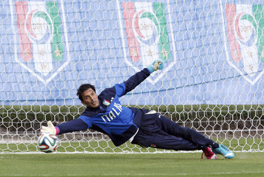 Buffon Dipastikan Absen Hadapi Inggris