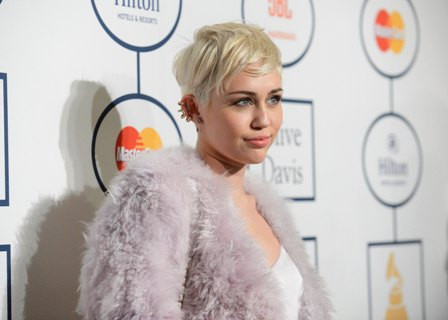 Miley Cyrus Pamer Foto Topless di Instagram