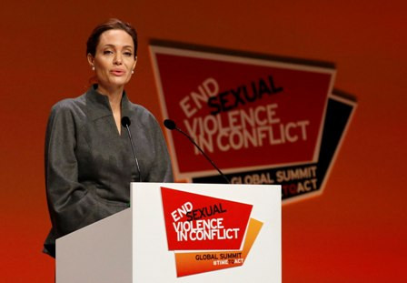 Angelina Jolie Dianugerahi Gelar Dame