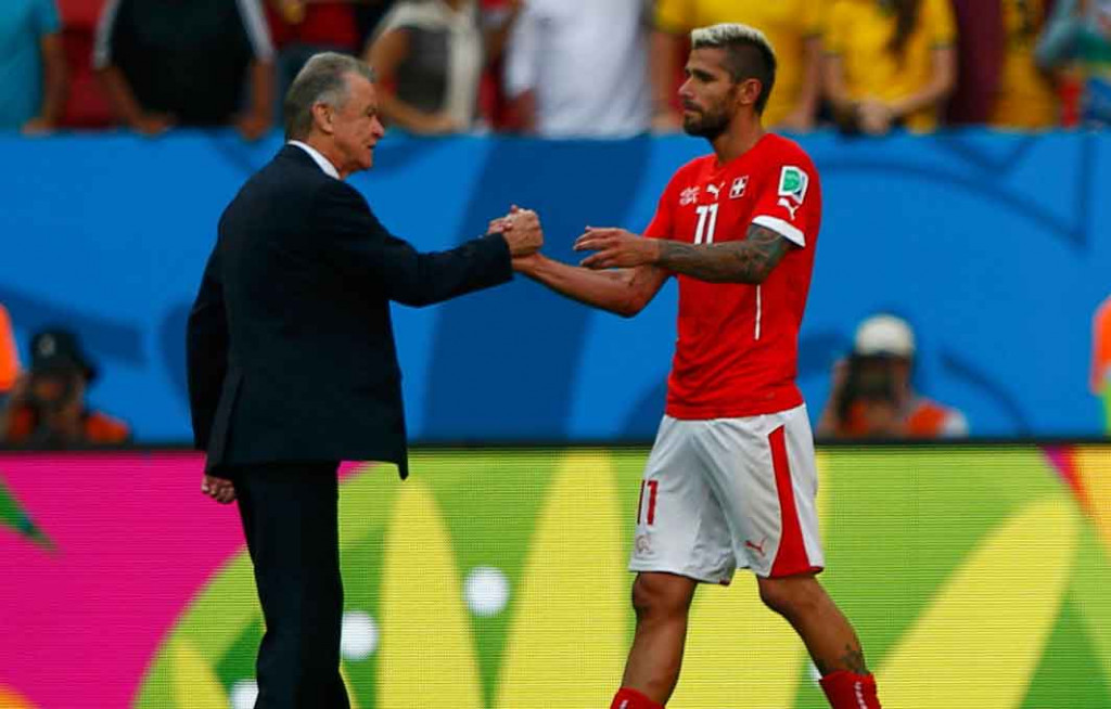  Ottmar Hitzfeld memberi ucapan selamat ke Valon Behram. Reuters/EDDIE KEOGH 