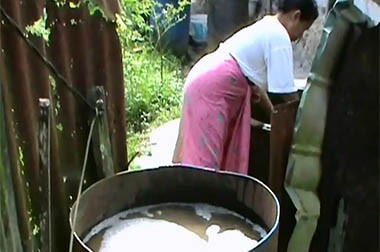 Puluhan Tahun, Warga Bergantung Pada Air Hujan