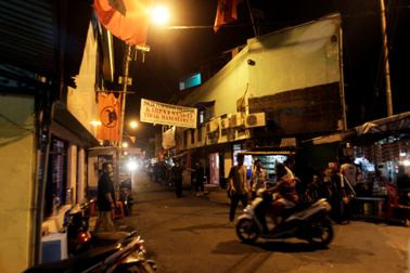 Jelang Penutupan Dolly, Warga Blokade Semua Jalan Masuk