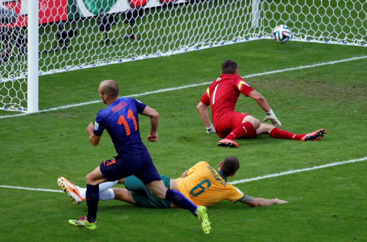 BABAK I: Gol Spektakuler Cahill Balas Gol Robben