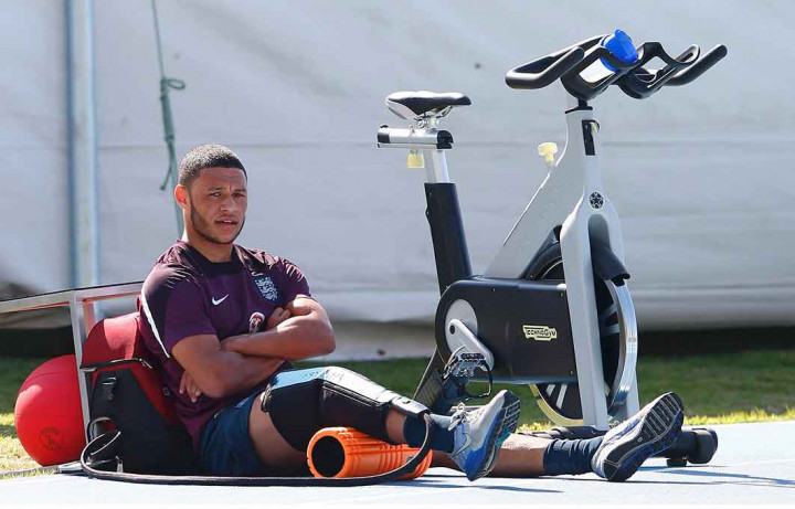 Kontra Uruguay, Hodgson akan Simpan Chamberlain  